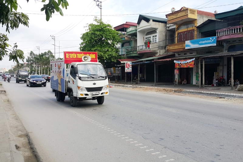 Xe tuyên truyền lưu động của TP Uông Bí vận động người dân liên quan đến công tác GPMB phục vụ thi công Quốc lộ 18 (đoạn Bắc Ninh - Uông Bí) bàn giao mặt bằng vào chiều ngày 16-4.