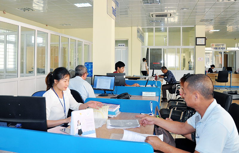Giải quyết thủ tục hành chính tại Trung tâm Hành chính công huyện Hoành Bồ.