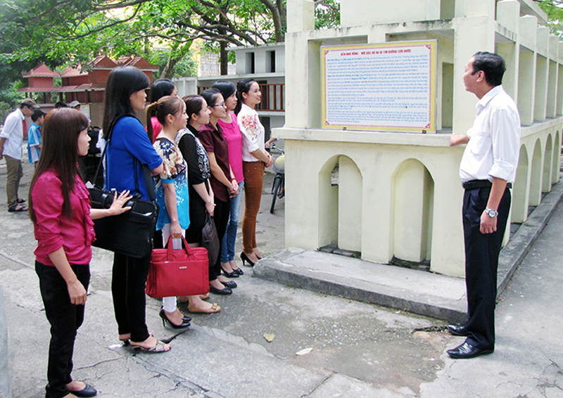 Thầy giáo Nguyễn Hồng Quảng hướng dẫn cho giáo viên về bài giảng mô hình “Công viên lịch sử” tại Trường THCS Mạo Khê 2 (TX Đông Triều). Ảnh do thầy giáo Nguyễn Hồng Quảng cung cấp