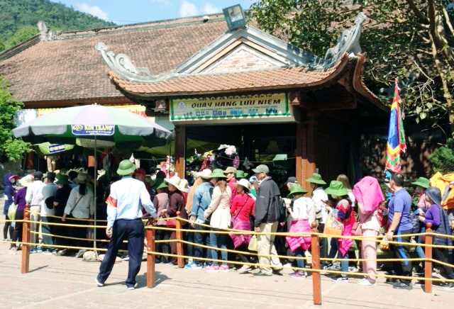 Vào mùa lễ hội, mỗi ngày Yên Tử đón hàng vạn lượt du khách đến hành hương, chiêm bái.
