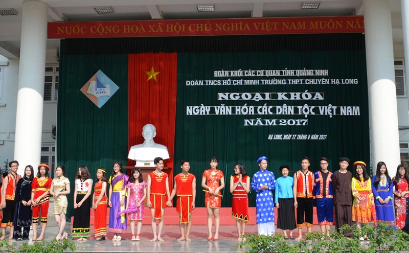 Nhiều trang phục dân tộc trong và ngoài tỉnh đã được trình diễn, giới thiệu tại Ngày văn hóa các dân tộc