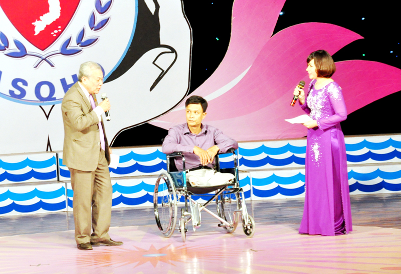 Giao lưu với anh Đinh Viết Quang (TP Hạ Long), một người tàn tật luôn nỗ lực vươn lên tại chương trình “Nối vòng tay nhân ái vì người khuyết tật và trẻ mồ côi” năm 2016.