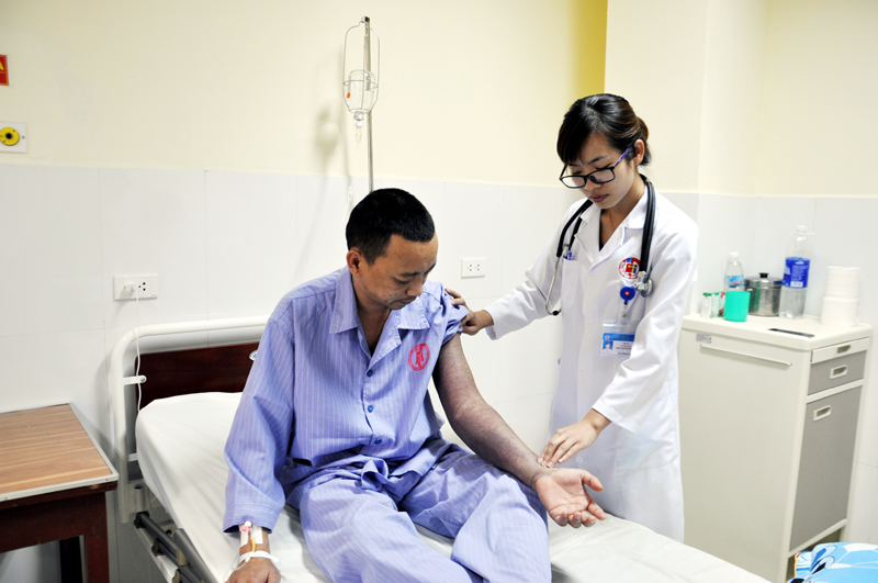 Bác sĩ Khoa Truyền nhiễm, Bệnh viện Việt Nam - Thụy Điển Uông Bí khám cho bệnh nhân.  Ảnh: Hoàng Quý (ảnh có tính chất minh hoạ)