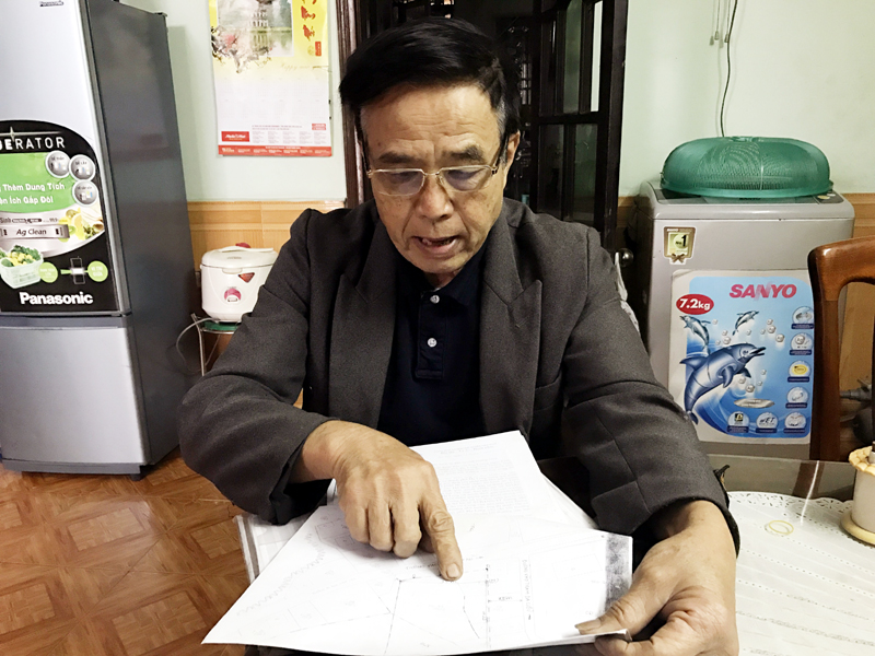 Ông Lương Ngọc Kính, tổ 1, khu 8, phường Hồng Hà, TP Hạ Long trình bày bức xúc với phóng viên Báo Quảng Ninh.
