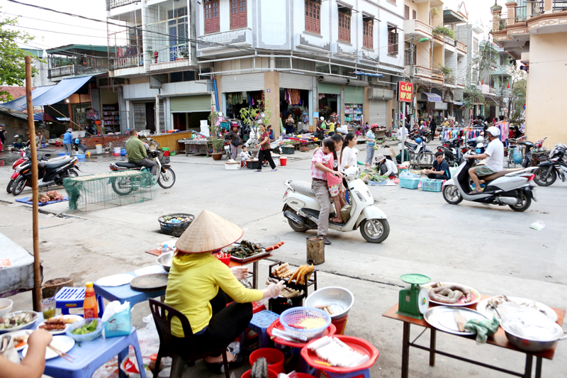 Ở tổ 6, khu 2, phường Hồng Hà, TP Hạ Long nhiều hộ dân vẫn ngang nhiên họp chợ mặc dù đã có biển cấm họp chợ.