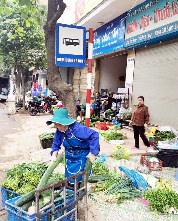 Thậm chí, việc họp chợ diễn ra ngay dưới lòng đường thuộc phường Giếng Đáy, TP Hạ Long.