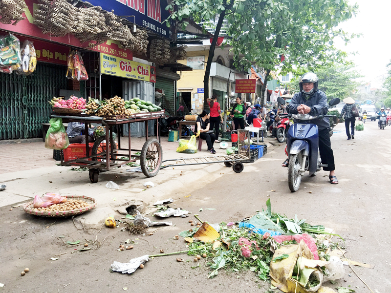 Sau mỗi buổi chợ, rác thải lại xả bừa bãi trên vỉa hè, lòng đường. (Ảnh chụp tại chợ cóc thuộc phường Giếng Đáy, TP Hạ Long.) 