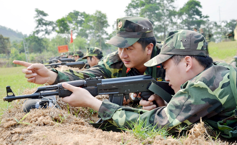 Đại uý Trương Đức Tuấn, Đại đội trưởng khối 82, Trung đoàn 244 hướng dẫn chiến sĩ trẻ thực hiện bài huấn luyện bắn mục tiêu ẩn hiện ban ngày bằng súng tiểu liên AK.