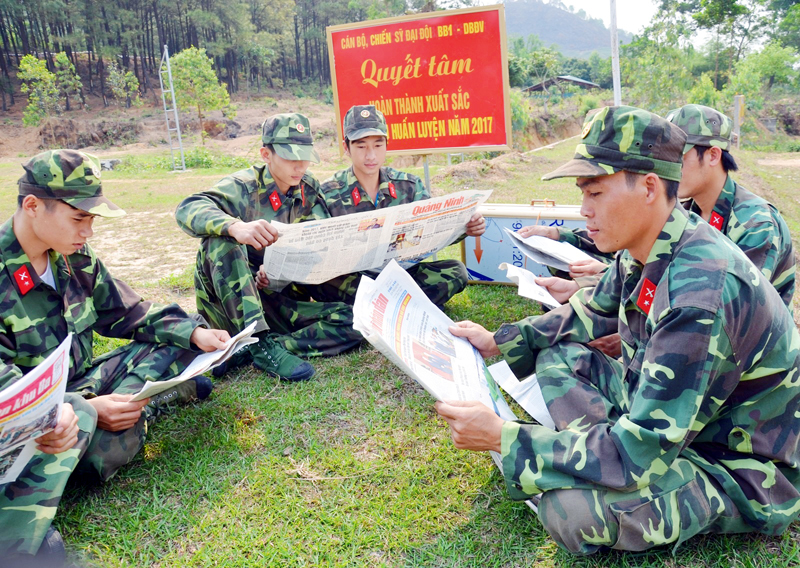 Giờ giải lao sau mỗi buổi huấn luyện, các chiến sĩ dành thời gian đọc báo để nắm thông tin thời sự trong nước và quốc tế.