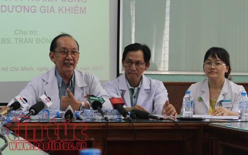 Đại diện bệnh viện Nhi Đồng 2 công bố ca mổ ghép gan cho bé Khiêm thành công.