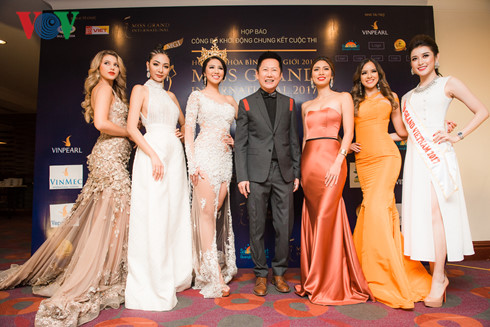 Buổi họp báo với sự góp mặt của ông Nawat Itsaragrisil – Chủ tịch tổ chức Hoa hậu Hoà bình Thế giới, đương kim Hoa hậu và top 4 người đẹp đoạt danh vị cao nhất của cuộc thi Miss Grand International 2016.