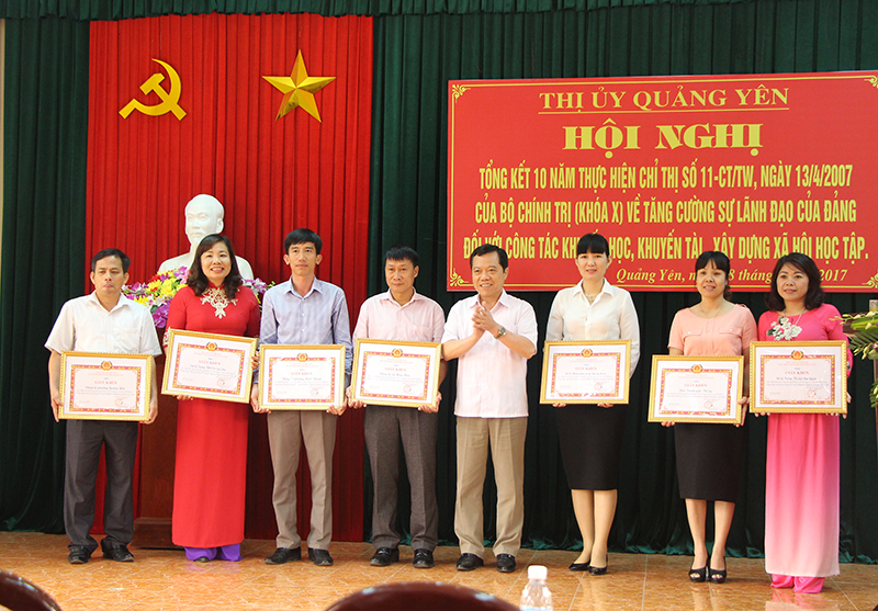 BTV Thị ủy Quảng Yên khen thưởng