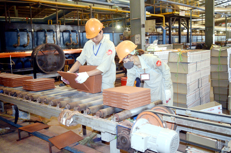 Sản xuất gạch ốp lát bằng dây chuyền công nghệ hiện đại tại Công ty CP Gốm Đất Việt (xã Tràng An, TX Đông Triều).