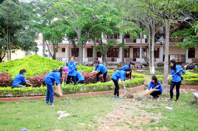 Các thành viên CLB Sinh viên tình nguyện Trường Đại học Hạ Long tham gia dọn vệ sinh môi trường trong khuôn viên trường.