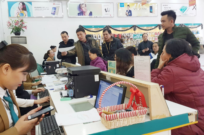 Người Hà Nội xếp hàng đổi SIM 4G tại một điểm bán hàng của Viettel trên phố Xã Đàn trong chương trình đổi SIM 4G miễn phí. Ảnh: Ngô Minh.