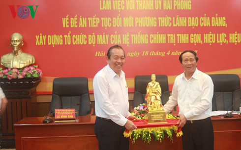 Phó Thủ tướng Thường trực Trương Hòa Bình trao tặng quà cho lãnh đạo Hải Phòng.