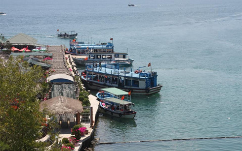 Mỗi chuyến tàu du khách đưa du khách tham quan vịnh Nha Trang đều nộp lệ phí.