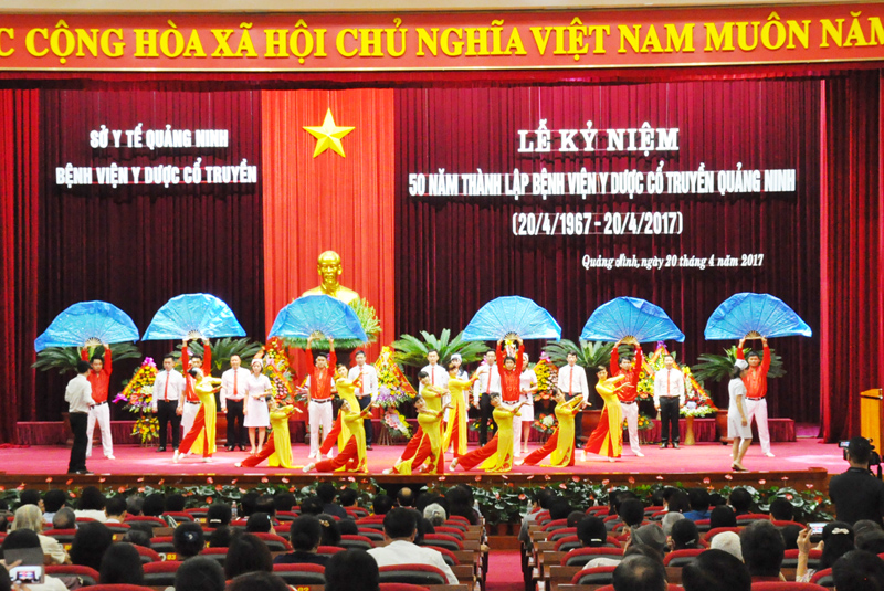 Cán bộ, nhân viên Bệnh viện Y dược cổ truyền Quảng Ninh biểu diễn văn nghệ chào mừng tại lễ kỷ niệm.