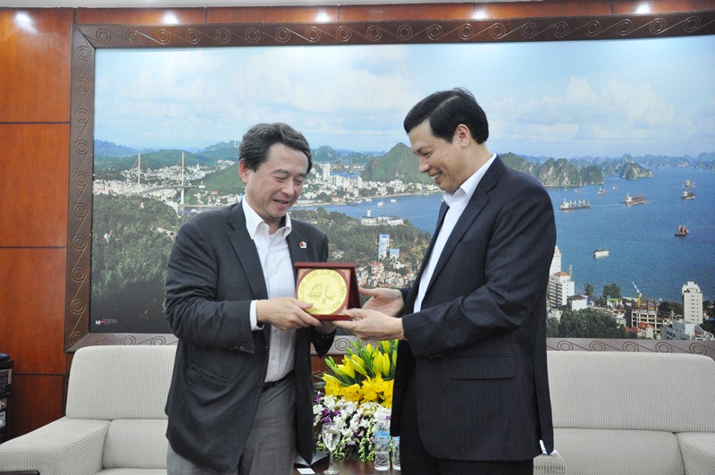 Đồng chí Nguyễn Đức Long, Chủ tịch UBND tỉnh tặng quà lưu niệm cho ông 