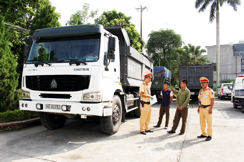 CSGT Công an huyện Hải Hà kiểm tra, xử lý phương tiện cơi nới thành, thùng.