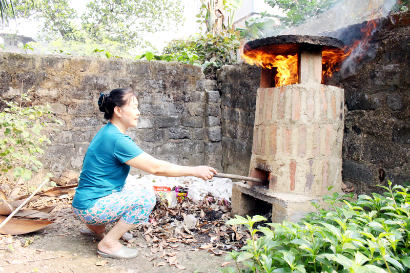 Bà Vũ Thị Châu, phường Minh Thành, TX Quảng Yên đốt rác thải sinh hoạt tại lò đốt của gia đình.