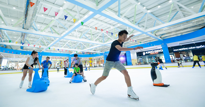 Sân trượt băng là điểm hẹn “mát lạnh” của các bạn trẻ