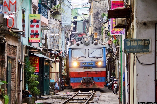 Hiếm có nơi nào trên thế giới mà đường ray tàu hỏa nằm giữa khu dân cư như phố cổ Hà Nội, với hai bên nhà dân cách đường chưa đầy một mét. Nhiều du khách gọi đây là “nơi độc nhất vô nhị trên thế giới” hay “chỉ có tại Việt Nam” để miêu tả cảnh tượng này.