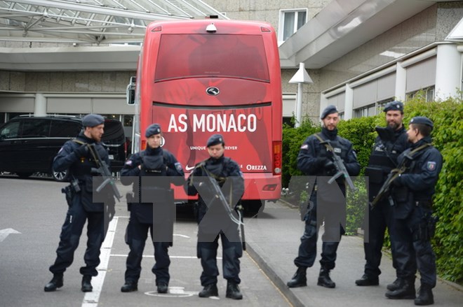 Cảnh sát gác trước chiếc xe bus sau vụ tấn công. (Nguồn: AFP/TTXVN)