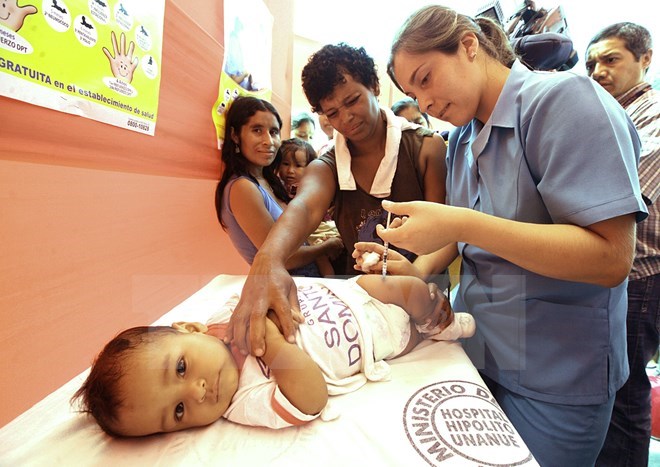 Tiêm vắcxin cho em bé ở Lima, Peru. (Nguồn: AFP/TTXV