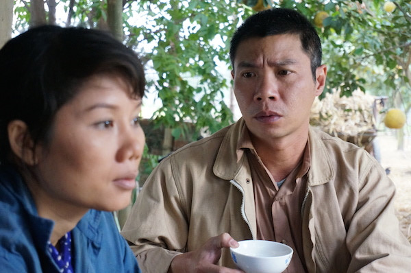 Bão qua làng là bộ phim đề cập đến vấn đề đất đai của nông dân.