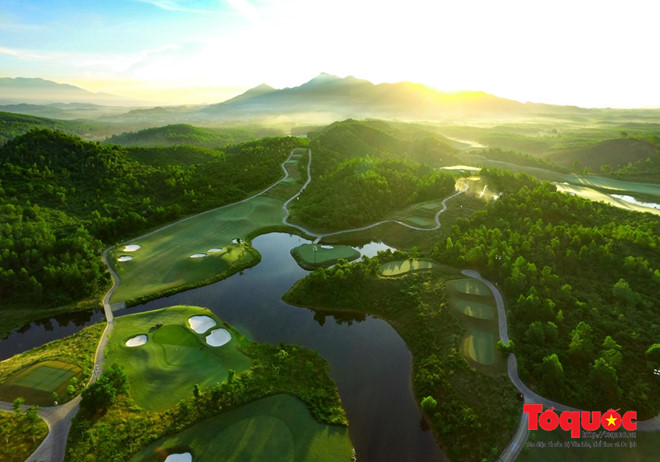 Sự hài hòa với cảnh quan thiên nhiên của “Bana Hill Golf Clup” đạt giải bạc hạng mục kiến trúc tại Việt Nam của KTS nước ngoài.