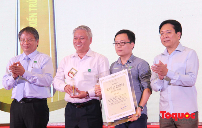 Thứ trưởng Bộ VHTT&DL Vương Duy Biên (ngoài cùng bên phải) và Phó Chủ tịch UBND TP Đà Nẵng Nguyễn Ngọc Tuấn trao giải cho các tác giả. Ảnh: Đức Hoàng