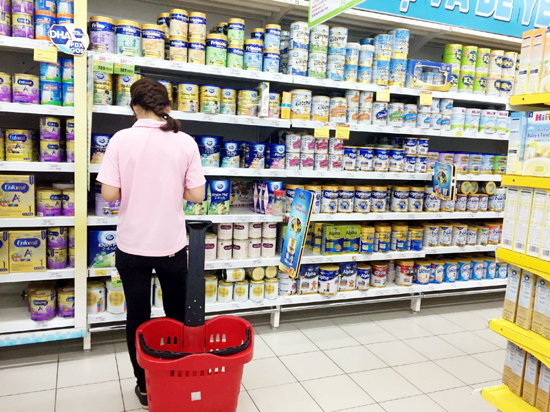 Người tiêu dùng chọn sản phẩm sữa tại Big C Hạ Long.