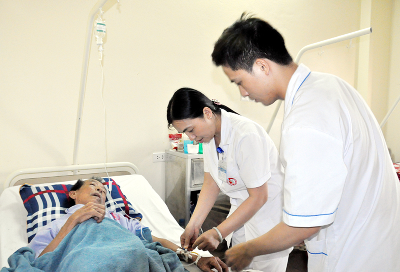 Chăm sóc cho bệnh nhân ung thư tại Trung tâm Ung bướu, Bệnh viện Việt Nam - Thụy Điển Uông Bí. 