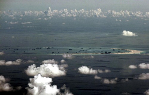 Hình ảnh cho thấy hoạt động xây đảo nhân tạo trái phép của Trung Quốc ở Biển Đông. Ảnh: Reuters