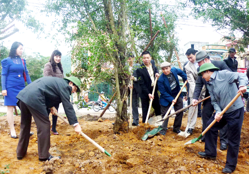 Hội viên Hội VHDN Uông Bí trồng cây xanh bên bờ sông Sinh.