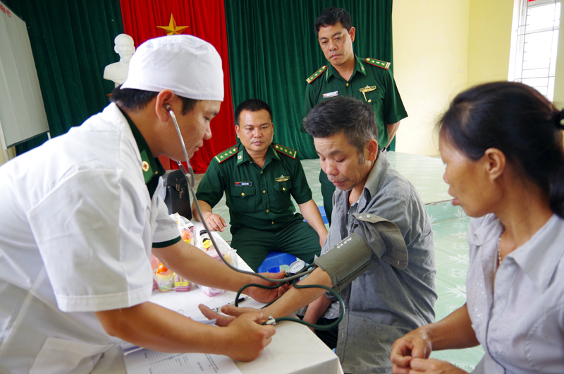 Thượng uý quân y Lương Anh Tuấn khám bệnh cho người dân bản Mốc 13, xã Quảng Đức.