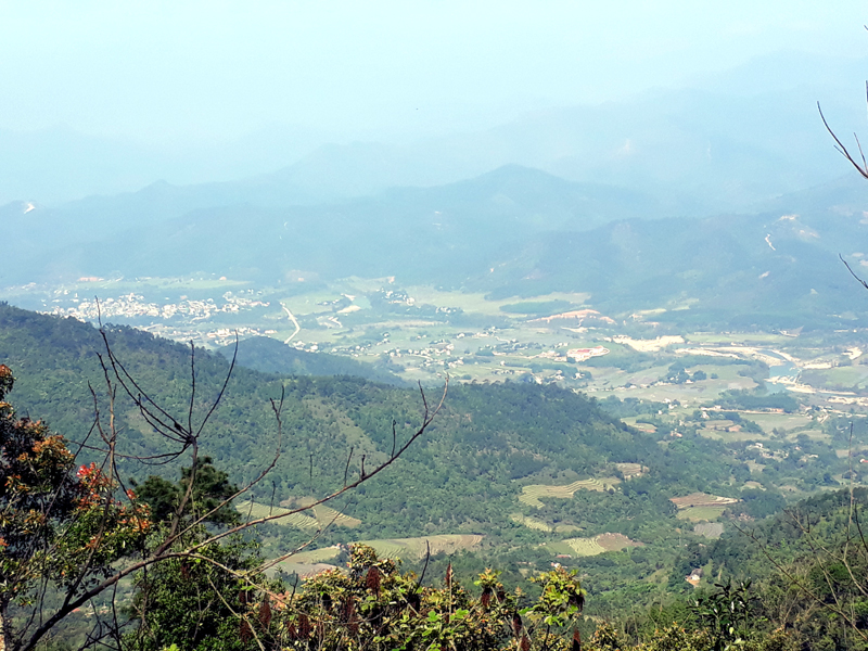 Thị trấn Bình Liêu nhìn từ đỉnh Cao Xiêm.