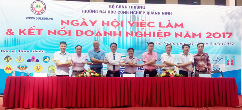Trường ĐH Công nghiệp Quảng Ninh và các doanh nghiệp ký kết ghi nhớ hợp tác tại Ngày hội.