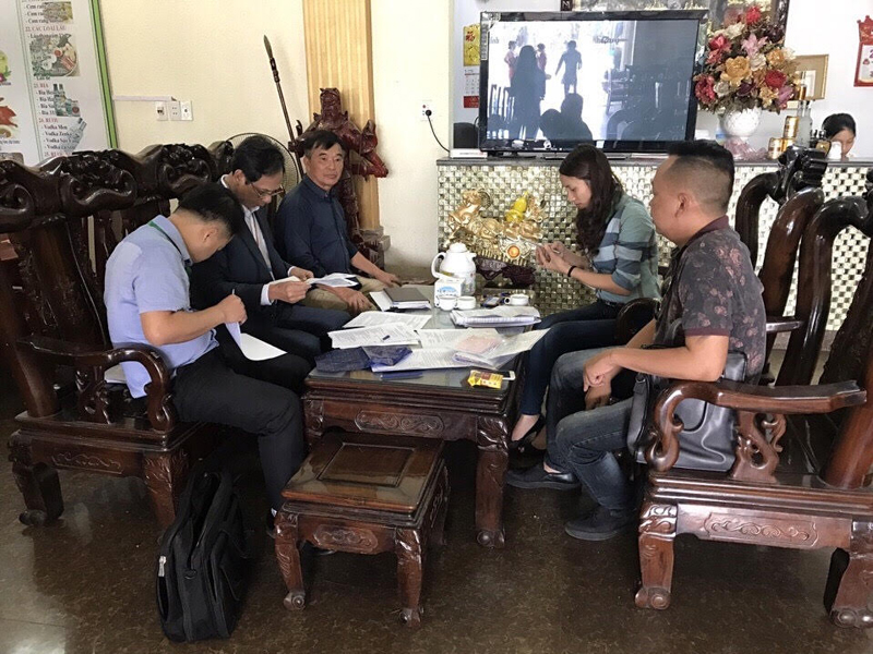 Đoàn kiểm tra lập biên bản làm việc với nhà hàng Tùng Lâm và hướng dẫn viên du lịch tại buổi kiểm tra.