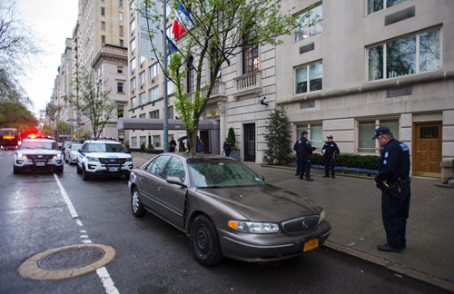 Phương tiện khả nghi xuất hiện bên ngoài tòa nhà Lãnh sự quán Pháp ở New York, Mỹ. Ảnh: NY Daily News.