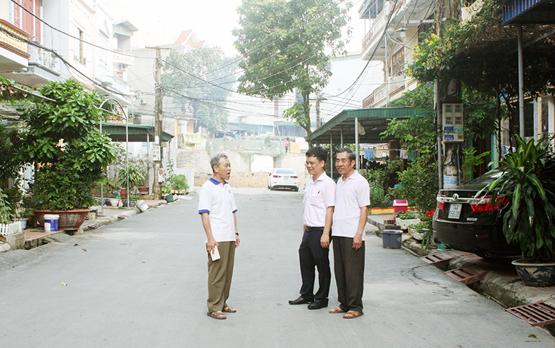 Cán bộ khu khố 6, phường Bãi Cháy (TP Hạ Long) cùng đảng viên 76 khu phố trao đổi về công tác tuyên truyền, vận động nhân dân giữ gìn vệ sinh môi trường.