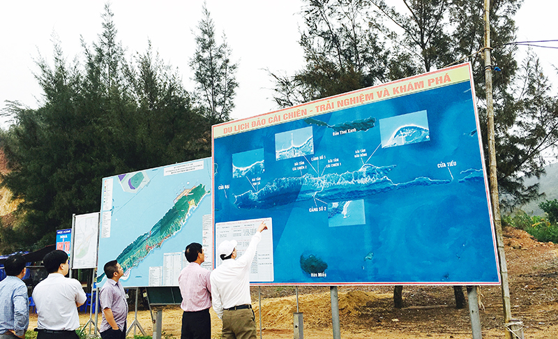 Tiềm năng du lịch ở xã đảo Cái Chiên (huyện Hải Hà) đang được đánh thức. Trong ảnh: Du khách tìm hiểu về du lịch Cái Chiên qua những tấm biển giới thiệu được đặt ở ngay lối vào đảo.