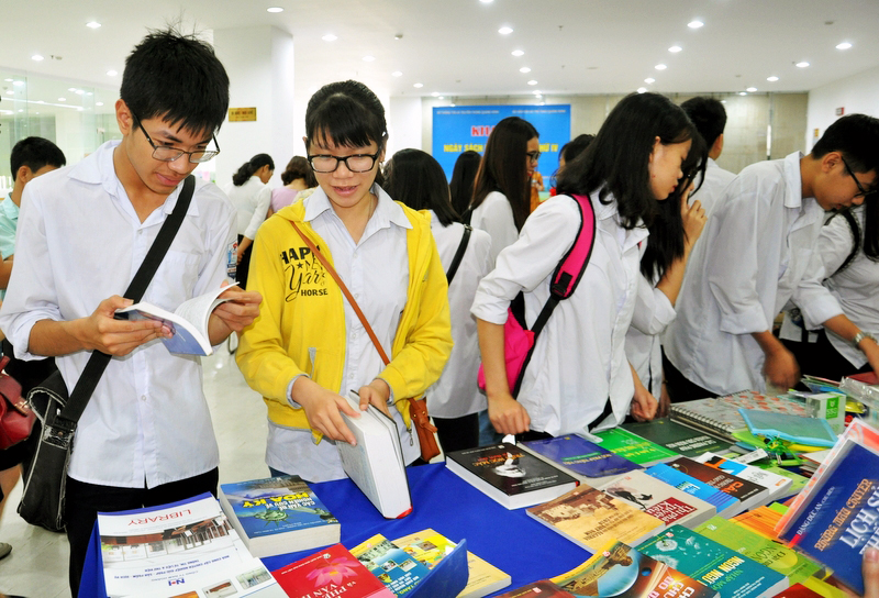 Đông đảo học sinh đến tham quan, đọc, mua sách trong Ngày Sách Việt Nam năm 2017 được tổ chức tại Thư viện tỉnh.