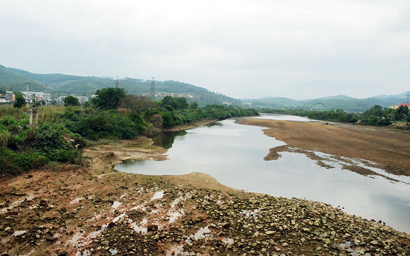 Người dân Hoành Bồ mong muốn dự án kè kết hợp đường giao thông thượng, hạ lưu sông Trới sớm được đầu tư, hoàn thiện.