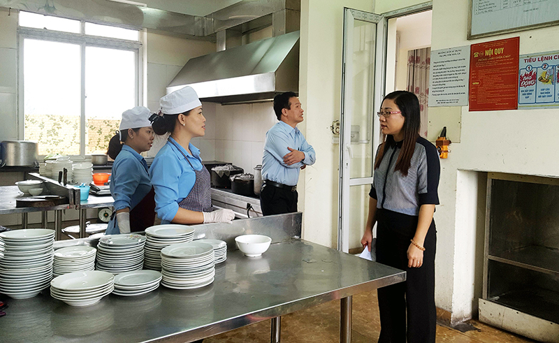 Thành viên Ban Văn hoá - Xã hội, HĐND tỉnh tham gia Đoàn giám sát của Tỉnh uỷ về triển khai công tác lãnh đạo, chỉ đạo thực hiện an toàn vệ sinh lao động tại bếp ăn khu vực điều hành Công ty Than Cao Sơn.