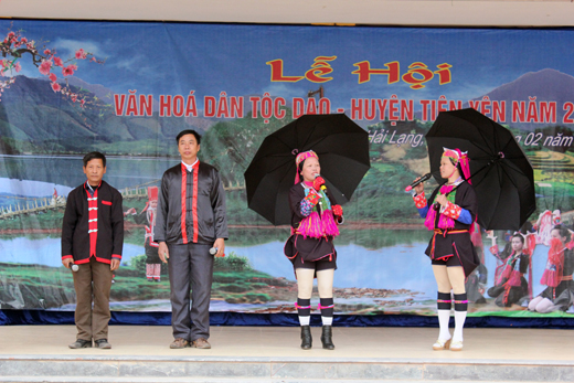 Thầy giáo Bàn Văn Ba (đứng giữa) tham gia