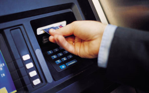 Hãy sử dụng những cây ATM không nằm trong hệ thống ngân hàng mà bạn đăng kí tài khoản.