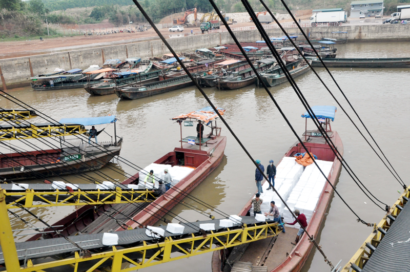 Hiện trên địa bàn TP Móng Cái có hơn 800 đò sắt hoạt động vận tải trên sông biên giới chưa thực hiện thuế. Trong ảnh: Xuất khẩu hàng hoá tại cảng Thành Đạt.