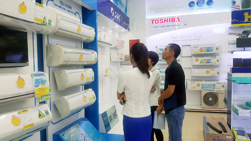 Nhân viên Siêu thị Điện máy HC Hạ Long tư vấn mua máy điều hoà cho khách hàng.